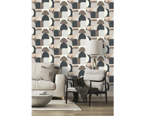 Wohnzimmer mit geometrischer Tapete, Sofa und Sessel für ein modernes Raumdesign.