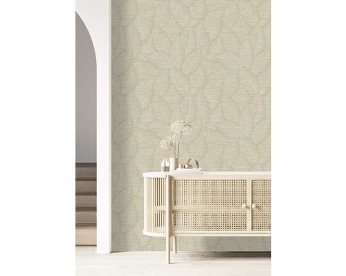 Szene mit gemusterter Tapete und Kommode