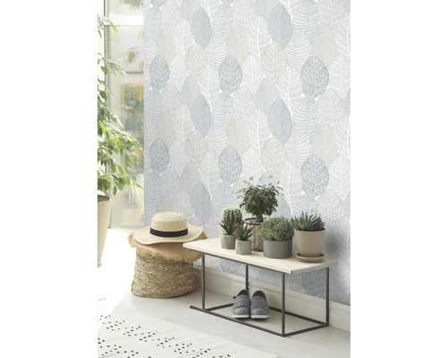 Innenraum mit Blättertapete, Bank und Zimmerpflanzen