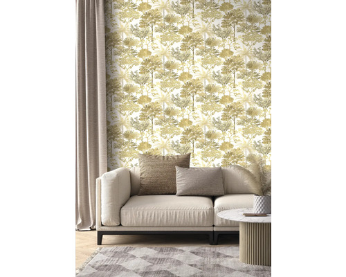 Wohnzimmer mit Couch und Tapete mit Baumdesign