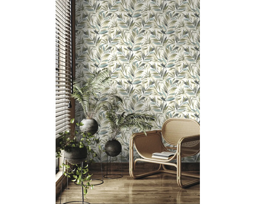 Raumgestaltung mit gemusterter Tapete, Pflanzen und Sessel