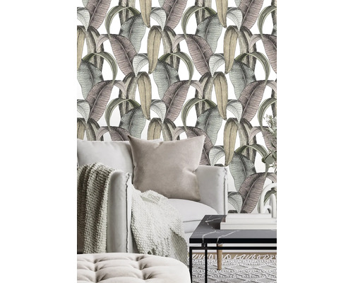 Wohnzimmer mit einer Wandtapete mit Bananenblattmuster