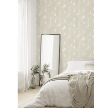 Schlafzimmer mit gemusterter Tapete, Bett und Spiegel