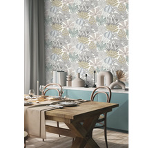 Esszimmer mit Holztisch und floraler Tapete
