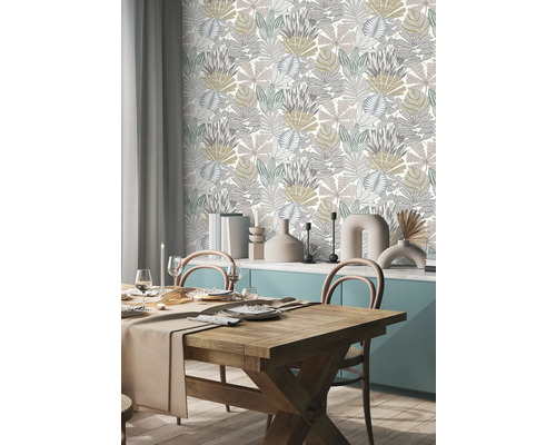 Esszimmer mit Holztisch und floraler Tapete