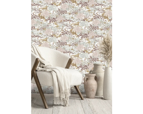 Dekorative Tapete mit Pflanzenmuster in einem hellen Raum mit Sessel und Vasen