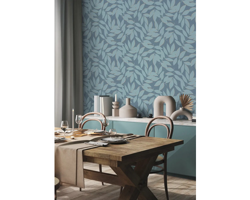 Esszimmer mit Holztisch und blau gemusterter Tapete