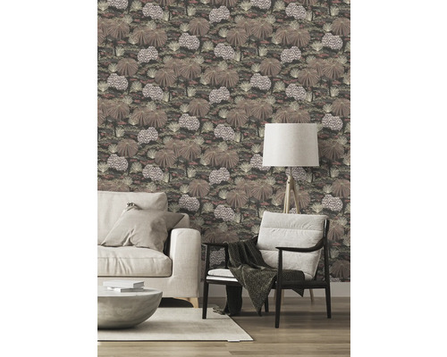 Wohnzimmer mit gemusterter Tapete, Sofa, Sessel und Stehlampe.