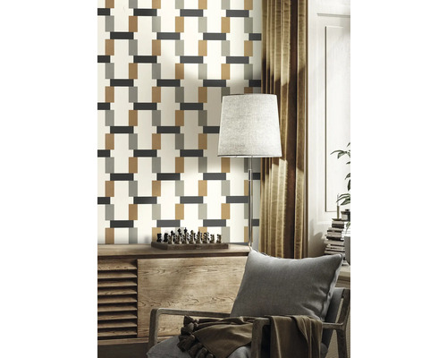 Wohnzimmer mit geometrischer Mustertapete und moderner Einrichtung