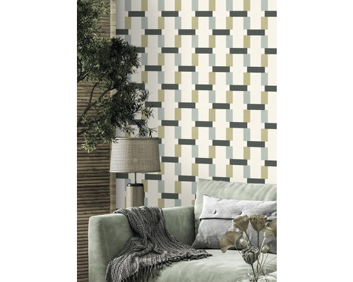 Wohnzimmer mit gemusterter Tapete, Sofa und Lampe.