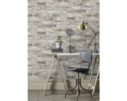 Szene mit Schreibtisch, Stuhl, Lampe und Tapete in Ziegeloptik