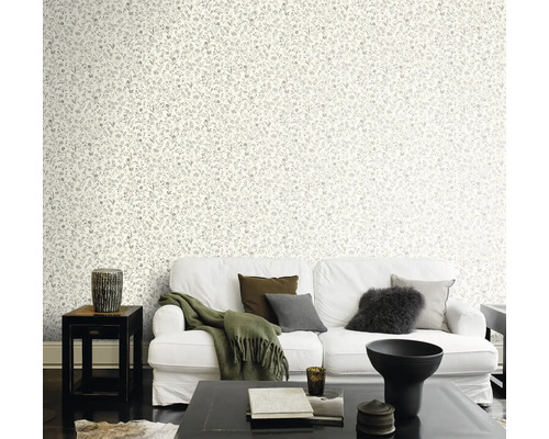 Wohnzimmer mit floral gemusterter Tapete, Sofa, Couchtisch und Beistelltisch