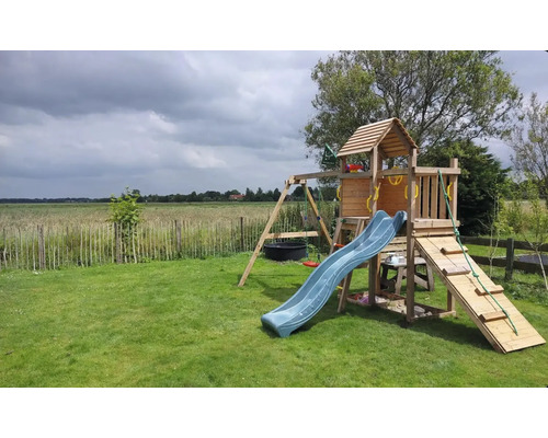 Spielturm mit Rutsche, Schaukel und Kletterwand im Garten