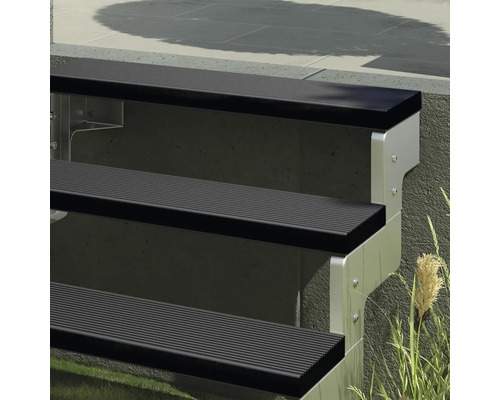 Außentreppe mit Aluminiumrahmen und Stufen aus geriffeltem Material