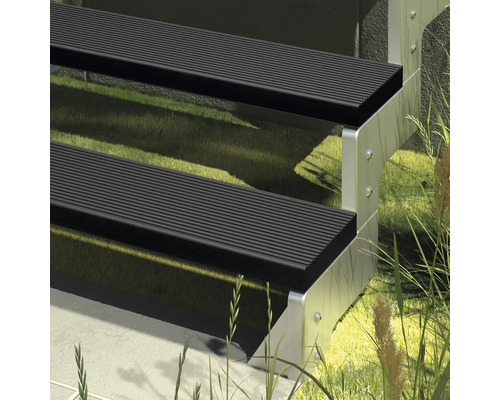 Außentreppe mit Metallrahmen und Stufen