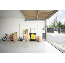 Garage mit Gartengeräten, Kinderfahrrad und Festzeltgarnitur