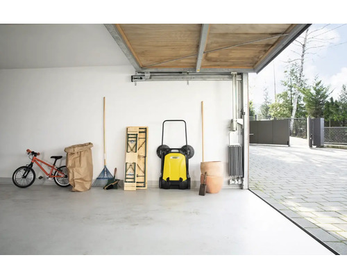 Garage mit Gartengeräten, Kinderfahrrad und Festzeltgarnitur