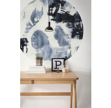 Dekorierter Arbeitsbereich mit Schreibtisch, Büchern, Pflanze, Lampe und Wandtattoo
