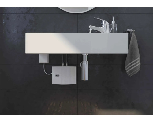Waschbecken mit Armatur, Seifenspender, Handtuch und AEG Logo