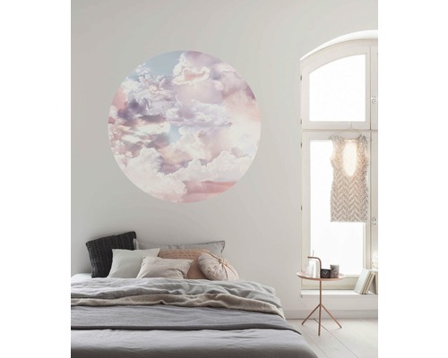 Schlafzimmer mit Wolken Wandtattoo, Bett und Beistelltisch