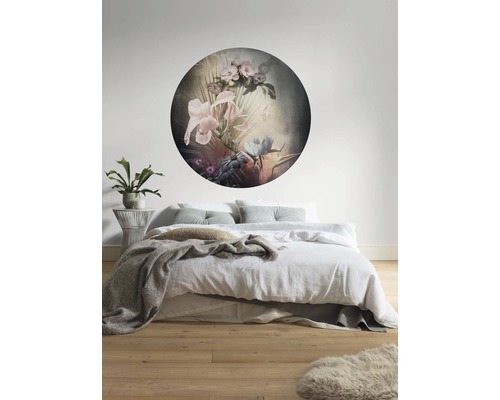 Dekoratives Schlafzimmer mit runder Wanddekoration mit Blumenmuster.
