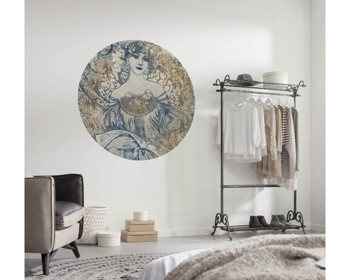 Wandaufkleber mit Damenmotiv in einem hellen Schlafzimmer