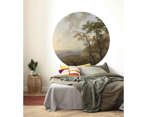 Schlafzimmer mit Bett, Beistelltisch aus Rattan und Wandtattoo mit Landschaftsmotiv