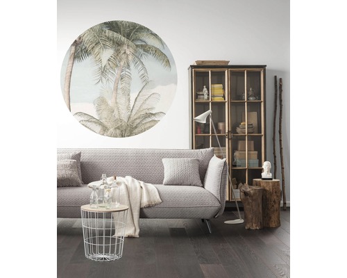 Wohnzimmer mit Sofa, Tisch, Schrank und Wanddekoration mit Palmenmotiv für ein tropisches Flair