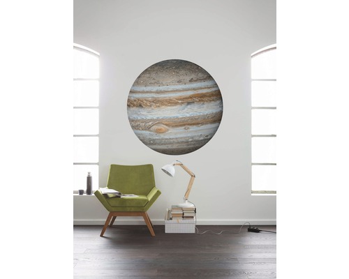 Raum mit einem Wandtattoo, das den Planeten Jupiter zeigt, einem grünen Sessel und einer Lampe