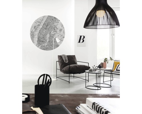 Helles Wohnzimmer mit Sessel, Beistelltischen, Pendelleuchte und Wandbild