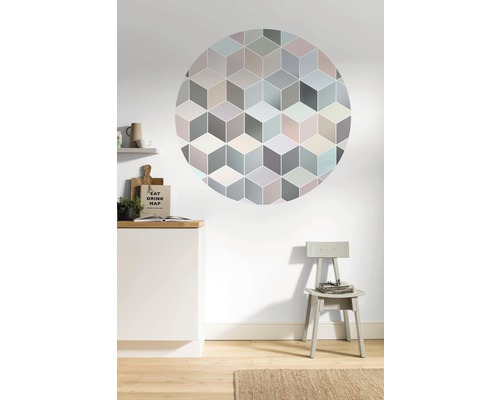 Wandsticker mit geometrischem Würfelmuster in einem hellen Raum