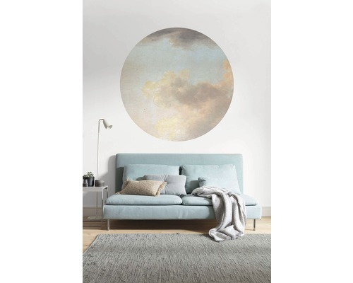 Wohnzimmer mit Sofa, Teppich und Wanddekoration mit Wolkenmotiv