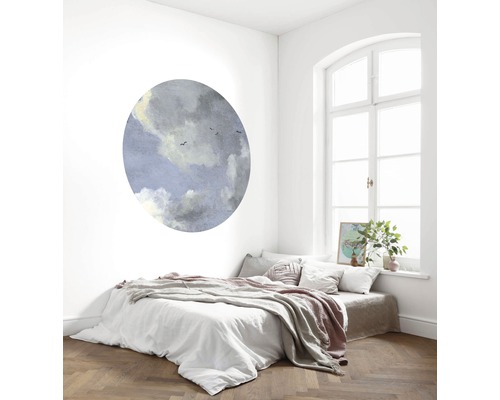 Schlafzimmer mit Wandtattoo, das einen bewölkten Himmel darstellt
