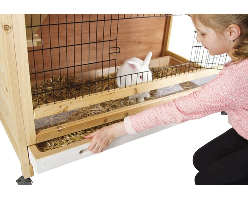 Kaninchenstall aus Holz mit Schublade und Kind