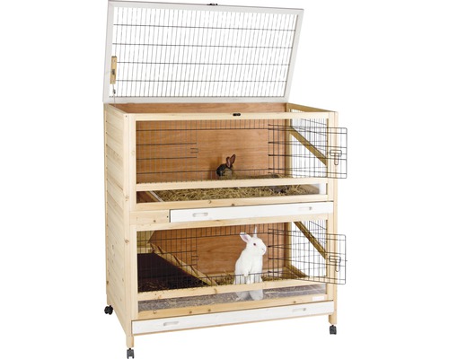 Zweistöckiger Hasenstall aus Holz mit zwei Kaninchen