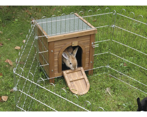 Kleintierstall mit Freilaufgehege und Kaninchen