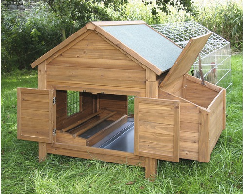 Hühnerstall aus Holz mit geöffneten Türen und einem Hühnergehege im Hintergrund