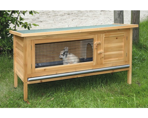 Holzhasenstall mit Gittertür und Kaninchen