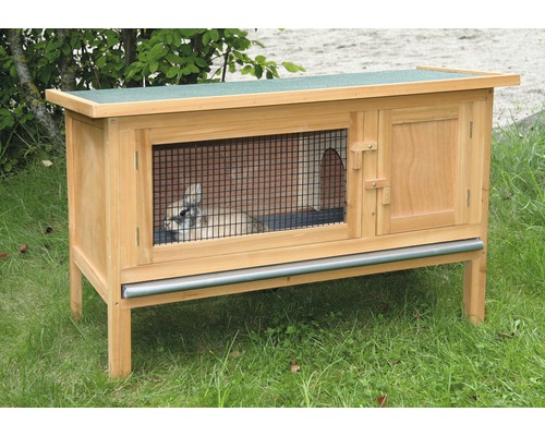 Kaninchenstall aus Holz mit Gittertür und Häschen