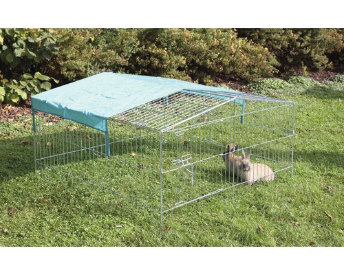 Freilaufgehege mit Sonnenschutz und Kaninchen auf einer Rasenfläche