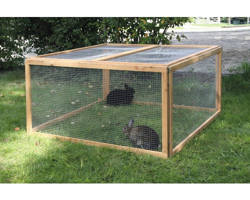 Freilaufgehege aus Holz mit zwei Kaninchen im Garten