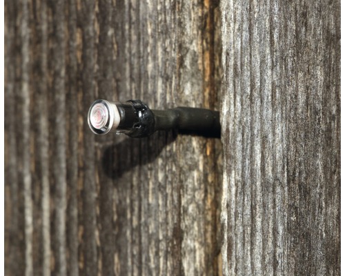 LED-Lichterkette an Holzwand