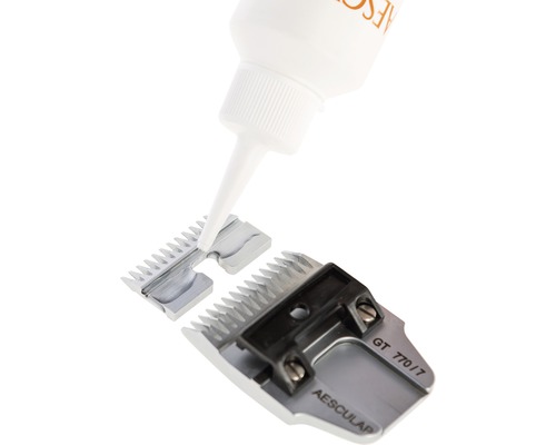 Öl wird auf einen Scherkopf aufgetragen.