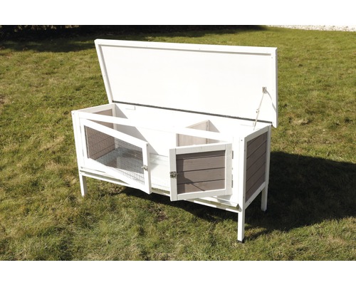 Geöffneter, erhöhter Hasenstall aus Holz im Garten