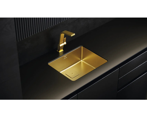 Spüle und Armatur in einer modernen Küchenanordnung