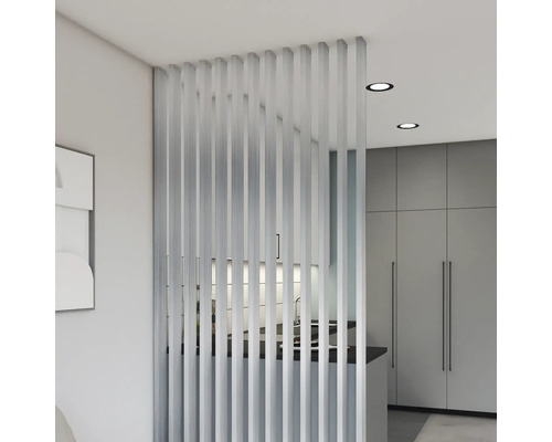 Lamelle für Raumtrenner Lamellenwand silber 2800 x 88 x 22mm Raumteiler mit vertikalen Lamellen in einem modernen Interieur