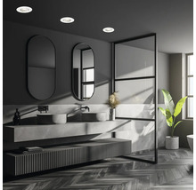 Badezimmer mit Waschtisch, Spiegeln, Dusche und Deckenspots
