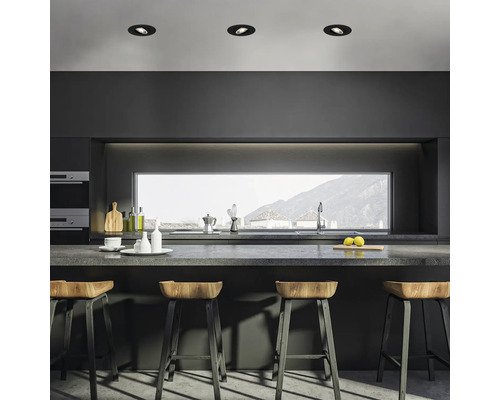 Moderne Küche mit Kochinsel, Barhockern und Deckenleuchten