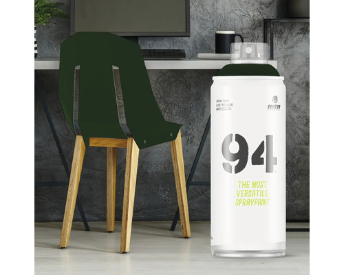Sprühfarbe Dose mit lackiertem Stuhl im Hintergrund