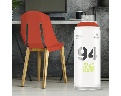 Lack Spraydose neben rot gestrichenem Stuhl